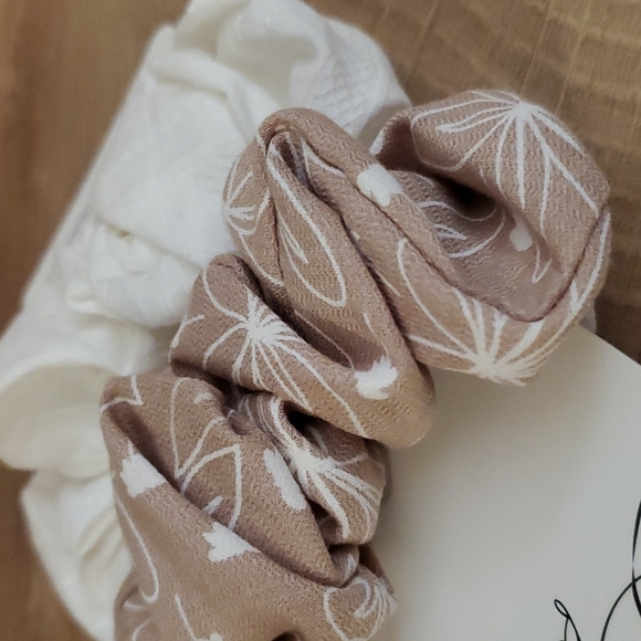 Set of 2 Scrunchies by Ali Fedotowsky Floral Taupe & Textured White. Brand New! - Picture 4 of 5